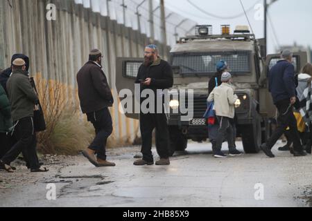 Nablus, Westbank, Palästina. 17th Dez 2021. Israelische Siedler verlassen die jüdische Siedlung Shavei Shomron, um auf der Straße zu demonstrieren, nachdem ein israelischer Siedler aus der jüdischen Siedlung Shavei Shomron bei einem Schussangriff auf sein Auto von palästinensischen Jugendlichen, die geflohen waren, getötet wurde. Und jüdische Siedler griffen Häuser und Fahrzeuge palästinensischer Bürger im Westjordanland in der Nähe der Stadt Nablus an. Kredit: Nasser Ishtayeh/ZUMA Wire/Alamy Live Nachrichten Stockfoto