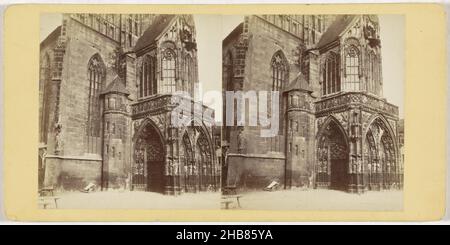 Seitenportal der Frauenkirche in Nürnberg, Deutschland - Nürnberg. Seitenportal der Frauenkirche, Johann Friedrich Stiehm (auf Objekt erwähnt), Verlag: E. Linde & Co (auf Objekt erwähnt), Neurenberg, Verlag: London, 1863 - 1868, Karton, Papier, Albumin-Druck, Höhe 88 mm × Breite 178 mm Stockfoto