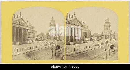 Gendarmenmarkt mit dem Konzerthaus und dem Französischen Dom in Berlin, die französische Kirche, das Schauspielhaus, die neue Kirche, Gensdarmenmarkt., L'église française, le théatre Royal dramatique, la nouvelle église, le marché des gensd'armes., die französische Kirche, das königliche Dramaturstheater, die neue Kirche, der Gensdarmenmarkt (Titel auf Objekt), Berlin (Serientitel auf Objekt), anonym, Verlag: Moser & Senftner (erwähnt auf Objekt), Berlin, 1861 - 1862, Karton, Papier, Albumin-Print, Höhe 85 mm × Breite 175 mm Stockfoto