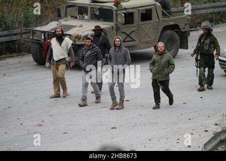 Nablus, Westbank, Palästina. 17th Dez 2021. Israelische Siedler verlassen die jüdische Siedlung Shavei Shomron, um auf der Straße zu demonstrieren, nachdem ein israelischer Siedler aus der jüdischen Siedlung Shavei Shomron bei einem Schussangriff auf sein Auto von palästinensischen Jugendlichen, die geflohen waren, getötet wurde. Und jüdische Siedler griffen Häuser und Fahrzeuge palästinensischer Bürger im Westjordanland in der Nähe der Stadt Nablus an. Kredit: Nasser Ishtayeh/ZUMA Wire/Alamy Live Nachrichten Stockfoto