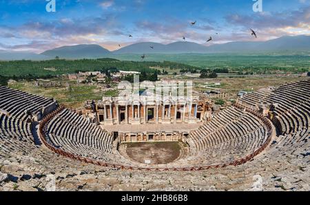 Das römische Theater von Herapolis, Pamukkale, Türkei. Das römische Theater wurde unter der Herrschaft Hadrians über einem früheren griechischen Theater rekonstruiert Stockfoto