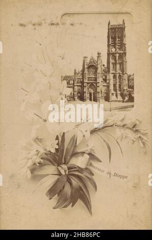 Blumenarrangement auf einem Druck der Kirche Saint-Jacques in Dieppe im Hintergrund platziert, anonym, Dieppe, 1870 - 1900, Karton, Albumin-Print, Höhe 177 mm × Breite 113 mm Stockfoto