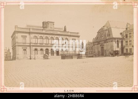Ansicht des Rathauses von Laon, La Place de l'Hôtel de Ville (Titel auf Objekt), Laon (Serientitel auf Objekt), Étienne Neurdein (auf Objekt erwähnt), Laon, 1895, Karton, Albumendruck, Höhe 109 mm × Breite 163 mm Stockfoto