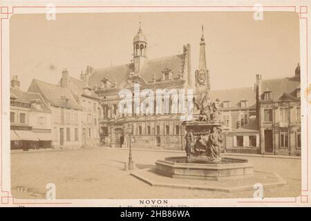 Blick auf den Rathausplatz in Noyon, La Place de l'Hôtel de Ville (Titel auf Objekt), Étienne Neurdein (möglicherweise), Noyon, 1895, Karton, Albumin-Print, Höhe 108 mm × Breite 164 mm Stockfoto
