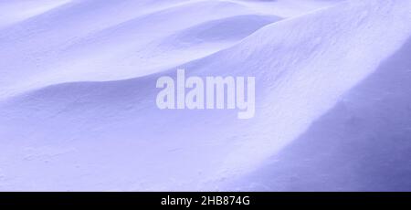 Winter schöne weiße Schneeverwehung Nahaufnahme. Natürlicher schneebedeckter Hintergrund in sehr Peri getönte. Trendige Tonung in Farbe von 2022 Jahr. Stockfoto