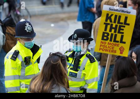 Die Teilnehmer versammeln sich während eines Protestes ‘Kill the Bill’ gegen das Gesetz über Polizei, Verbrechen, Verurteilung und Gerichte auf dem Trafalgar Square in London. Stockfoto