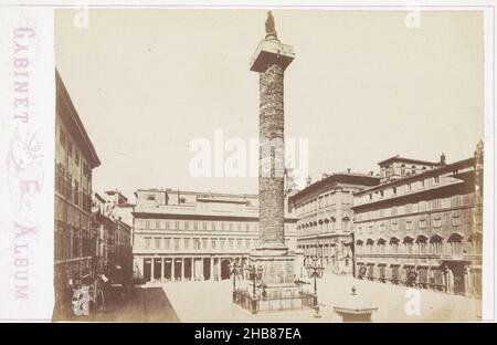 Ansicht der Säule des Marcus Aurelius in Rom, anonym, Zuil van Marcus Aurelius, 1850 - 1900, Karton, Albumendruck, Höhe 107 mm × Breite 166 mm Stockfoto