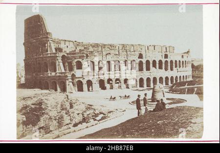 Ansicht des Kolosseums in Rom, anonym, Kolosseum, 1850 - 1900, Karton, Albumin-Print, Höhe 107 mm × Breite 168 mm Stockfoto