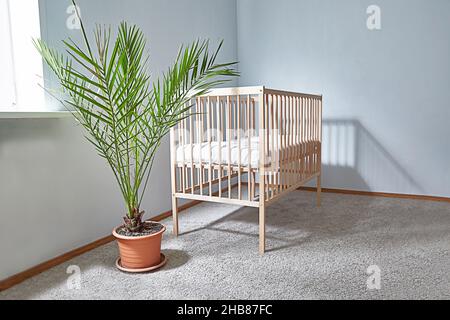 Das Interieur des Kinderzimmers im skandinavischen Stil. Ein geräumiges, helles Zimmer mit einem Bett für ein Baby. Speicherplatz kopieren. Stockfoto