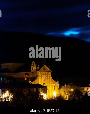Fassade der Kirche San Juan Bautista, die von den Trinitarianern in der Abenddämmerung mit dunkelblauem Himmel renoviert wurde. Hervas (Caceres) Stockfoto