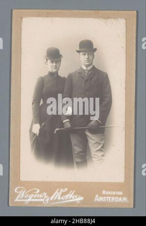 Porträt von Königin Wilhelmina und Prinz Henry in Reitkleidung, Wegner & Mottu (auf Objekt erwähnt), Amsterdam, 1900, Karton, Silbergelatine-Druck, Höhe 105 mm × Breite 67 mm Stockfoto