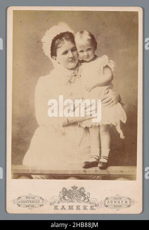 Porträt von Königin Emma mit Prinzessin Wilhelmina, Kameke (auf Objekt erwähnt), Den Haag, 1882 - 1884, Karton, Papier, Albumin-Print, Höhe 16 mm × Breite 109 mm Stockfoto