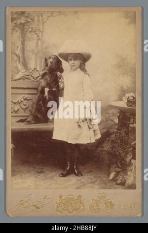 Porträt der Prinzessin Wilhelmina mit ihrem Hund, Kameke (auf Objekt erwähnt), Den Haag, 1889, Karton, Papier, Albumin-Print, Höhe 167 mm × Breite 108 mm Stockfoto