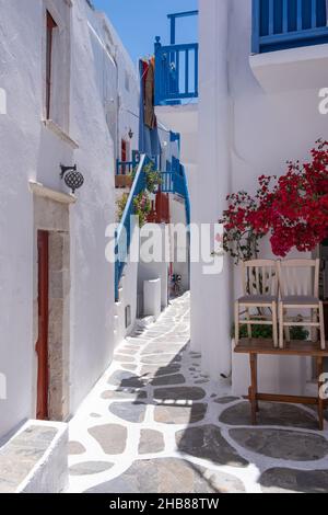 Mykonos Insel, Chora Dorf. Kykladen Griechenland. Weiß getünchte Gebäude, enge gepflasterte Gasse, traditionelle Architektur. Sommerferien destinatio Stockfoto