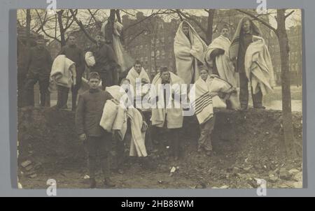 Gruppenportrait von Soldaten mit Decken, anonym, c. 1910 - c. 1914, fotografischer Träger, Silbergelatine-Druck, Höhe 86 mm × Breite 137 mm Stockfoto