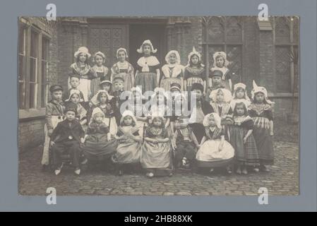 Gruppenportrait von Kindern in traditioneller Tracht, anonym, c. 1910 - c. 1920, fotografischer Träger, Silbergelatine-Druck, Höhe 88 mm × Breite 140 mm Stockfoto