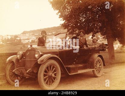 Unbekannte Firma in einem Auto, anonym, c. 1910 - c. 1920, fotografischer Träger, Silbergelatine-Druck, Höhe 77 mm × Breite 106 mm Stockfoto