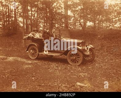 Unbekannte Firma in einem Auto, anonym, c. 1915 - c. 1925, fotografischer Träger, Silbergelatine-Druck, Höhe 82 mm × Breite 108 mm Stockfoto