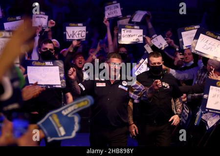 London, Großbritannien. 17th Dez 2021. 16th. Dezember 2021; Alexandra Palace, London, England: The William Hill World Darts Tournament; Gary Anderson wird der Menge vorgestellt Credit: Action Plus Sports Images/Alamy Live News Stockfoto