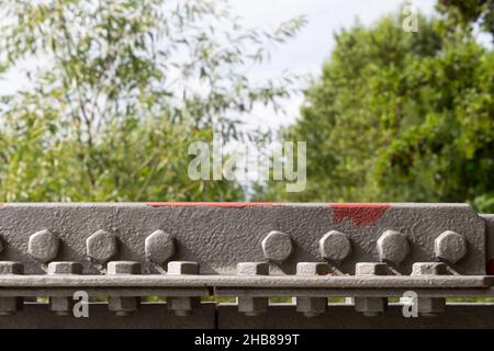 Brückengeländer verbunden mit Schraube und Mutter mit Grundierfarbe lackiert Stockfoto