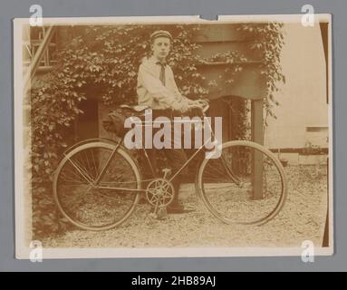 Porträt eines unbekannten Jungen (vermutlich) in Pfadfinderuniform mit Fahrrad, anonym, c. 1890 - c. 1910, fotografischer Träger, Silbergelatine-Druck, Höhe 91 mm × Breite 118 mm Stockfoto