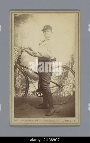 Porträt eines (vermutlich) unbekannten Jungen in Pfadfinderuniform mit einem Fahrrad, D.W.J. van Winsscheijm (auf Objekt erwähnt), Utrecht, c. 1878 - c. 1895, Karton, Albumin-Print, Höhe 93 mm × Breite 55 mm Stockfoto