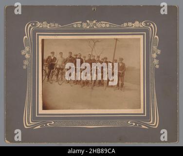 Gruppenporträt unbekannter Männer mit Fahrrädern, anonym, c. 1910 - c. 1930, Karton, Silbergelatine-Druck, Höhe 83 mm × Breite 113 mm Stockfoto
