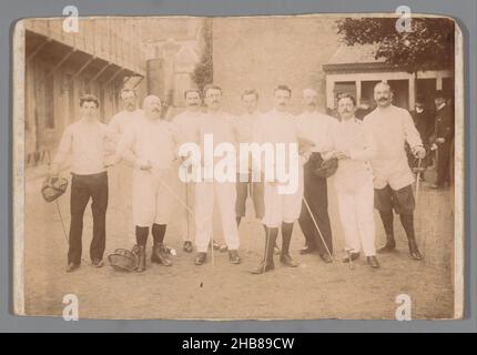Gruppenportrait von unbekannten Männern in Fechtkleidung, anonym, c. 1910 - c. 1925, Karton, Silbergelatine-Druck, Höhe 121 mm × Breite 170 mm Stockfoto