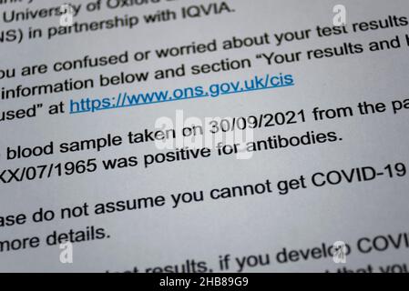 Authentisches NHS-Schreiben, das darauf hinweist, dass COVID-19-Antikörper nach einer Blutprobe positiv sind. Heimtest für Office for National Statistics Stockfoto