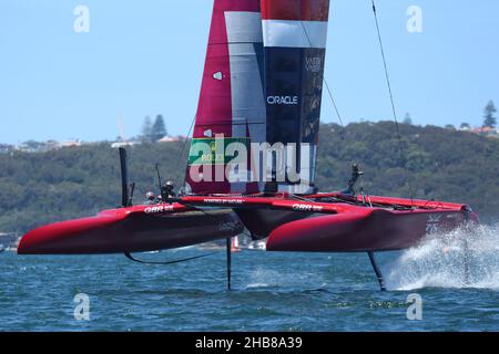 Sydney Harbour, Sydney, Australien. 17th Dez 2021. SailGP; Team Großbritannien mit Skipper von Ben Ainslie, rast zu einem Marker Credit: Action Plus Sports/Alamy Live News Stockfoto