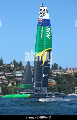 Sydney Harbour, Sydney, Australien. 17th Dez 2021. SailGP; Team Australia Yacht Skipped by Tom Slingsby, Racing to the Course Turn Marker Credit: Action Plus Sports/Alamy Live News Stockfoto