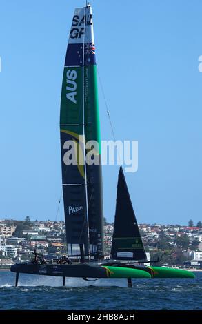 Sydney Harbour, Sydney, Australien. 17th Dez 2021. SailGP; Team Australia mit Tom Slingsby, im Wettkampfmodus in Richtung einer Strecke, Boje während des ersten Renntages Credit: Action Plus Sports/Alamy Live News Stockfoto