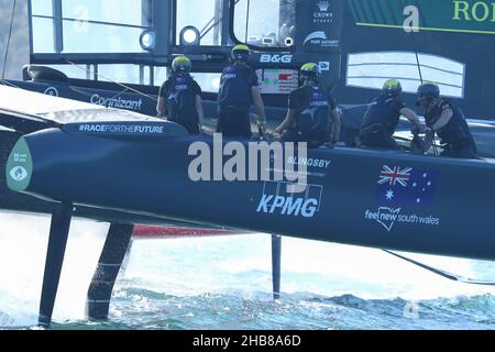 Sydney Harbour, Sydney, Australien. 17th Dez 2021. SailGP; Team Australia unter der Führung von Tom Slingsby und Crew arbeiten zusammen, um die Yacht um eine Markierungsboje zu lenken, während des ersten Renntages Credit: Action Plus Sports/Alamy Live News Stockfoto