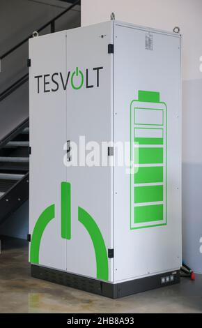 18. November 2021, Sachsen-Anhalt, Wittenberg: Ein Batteriespeicher der Tesvolt GmbH steht in einer der Hallen des Unternehmens. TESVOLT entwickelt und baut Batteriespeichersysteme für Handel und Industrie. Die Lithium-Energiespeicher auf Basis von Nickel-Mangan-Kobalt-Oxid können mit allen regenerativen Energiequellen kombiniert werden, einschließlich eines Blockheizkraftwerks oder einer Brennstoffzelle. Nach eigenen Angaben hat das Unternehmen weltweit bereits über 2.200 Speicherprojekte umgesetzt. Foto: Jan Woitas/dpa-Zentralbild/dpa Stockfoto