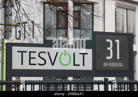 18. November 2021, Sachsen-Anhalt, Wittenberg: TESVOLT GmbH in Wittenberg. TESVOLT entwickelt und baut Batteriespeichersysteme für Handel und Industrie. Die Lithium-Energiespeicher auf Basis von Nickel-Mangan-Kobalt-Oxid können mit allen regenerativen Energiequellen kombiniert werden, einschließlich eines Blockheizkraftwerks oder einer Brennstoffzelle. Nach eigenen Angaben hat das Unternehmen weltweit bereits über 2.200 Speicherprojekte umgesetzt. Foto: Jan Woitas/dpa-Zentralbild/dpa Stockfoto