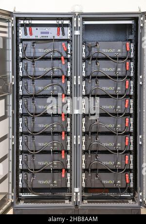 18. November 2021, Sachsen-Anhalt, Wittenberg: Ein Batteriespeicher der Tesvolt GmbH steht in einer der Hallen des Unternehmens. TESVOLT entwickelt und baut Batteriespeichersysteme für Handel und Industrie. Die Lithium-Energiespeicher auf Basis von Nickel-Mangan-Kobalt-Oxid können mit allen regenerativen Energiequellen kombiniert werden, einschließlich eines Blockheizkraftwerks oder einer Brennstoffzelle. Nach eigenen Angaben hat das Unternehmen weltweit bereits über 2.200 Speicherprojekte umgesetzt. Foto: Jan Woitas/dpa-Zentralbild/dpa Stockfoto