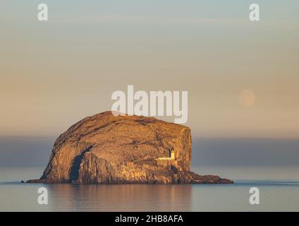 North Berwick, East Lothian, Schottland, Großbritannien, 17th. Dezember 2021. UK Wetter: Vollmond steigt über Bass Rock auf. Der Dezember-Vollmond wird als „Kalte Mond“ bezeichnet. Heute stieg es kurz vor Sonnenuntergang Stockfoto