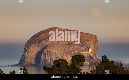 North Berwick, East Lothian, Schottland, Großbritannien, 17th. Dezember 2021. UK Wetter: Vollmond steigt über Bass Rock auf. Der Dezember-Vollmond wird als „Kalte Mond“ bezeichnet. Heute stieg es kurz vor Sonnenuntergang Stockfoto