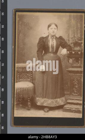 Porträt einer unbekannten Frau, Hermanus Jodocus Weesing (auf Objekt erwähnt), Amsterdam, 1868 - 1900, fotografische Unterstützung, Karton, Höhe 102 mm × Breite 64 mm Stockfoto