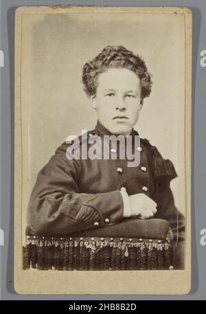 Porträt eines unbekannten Mannes in Uniform, August Ferdinand Heinrich Harms (auf Objekt erwähnt), Leiden, 1880 - 1882, Papier, Karton, Albumin-Print, Höhe 100 mm × Breite 61 mm Stockfoto