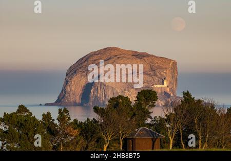 North Berwick, East Lothian, Schottland, Großbritannien, 17th. Dezember 2021. UK Wetter: Vollmond steigt über Bass Rock auf. Der Dezember-Vollmond wird als „Kalte Mond“ bezeichnet. Heute stieg es kurz vor Sonnenuntergang Stockfoto