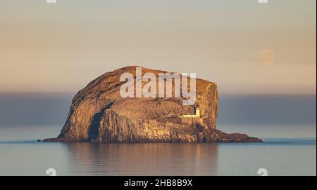 North Berwick, East Lothian, Schottland, Großbritannien, 17th. Dezember 2021. UK Wetter: Vollmond steigt über Bass Rock auf. Der Dezember-Vollmond wird als „Kalte Mond“ bezeichnet. Heute stieg es kurz vor Sonnenuntergang Stockfoto