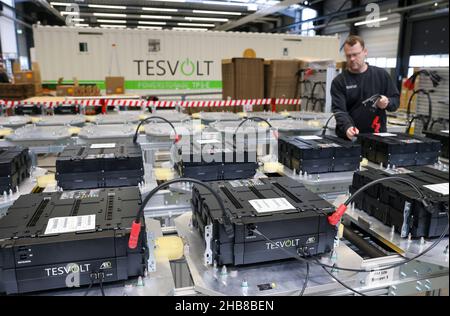 18. November 2021, Sachsen-Anhalt, Wittenberg: Ein Mitarbeiter der Tesvolt GmbH beginnt mit der Zyklisierung der Batterien in der Qualitätssicherung. TESVOLT entwickelt und baut Batteriespeichersysteme für Handel und Industrie. Die Lithium-Energiespeicher auf Nickel-Mangan-Kobalt-Oxid-Basis können mit allen regenerativen Energiequellen kombiniert werden, einschließlich eines Blockheizkraftwerks oder einer Brennstoffzelle. Nach eigenen Angaben hat das Unternehmen weltweit bereits über 2.200 Speicherprojekte umgesetzt. Foto: Jan Woitas/dpa-Zentralbild/dpa Stockfoto