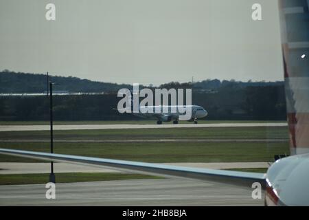 INTERNATIONALER FLUGHAFEN AUSTIN-BERGSTROM, AUSTIN, TEXAS, USA - Alaska Airlines Jet fährt am 12. Dezember 2021 die Startbahn hinunter. Stockfoto