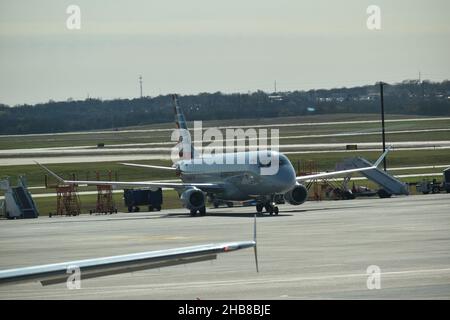 INTERNATIONALER FLUGHAFEN AUSTIN-BERGSTROM, AUSTIN, TEXAS, USA - American Airlines 737 Jet sitzt auf der Asphaltbahn 12. Dezember 2021. Stockfoto