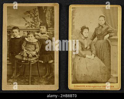 Porträt zweier unbekannter junger Frauen, Benjamin Sanders (auf Objekt erwähnt), Groningen, 1872 - 1879, Karton, Papier, Albumin-Print, Höhe 101 mm × Breite 63 mm Stockfoto