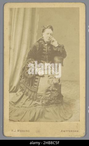 Porträt einer unbekannten alten Frau, Hermanus Jodocus Weesing (auf Objekt erwähnt), Amsterdam, 1868 - 1900, Karton, Papier, Albumin-Print, Höhe 105 mm × Breite 64 mm Stockfoto