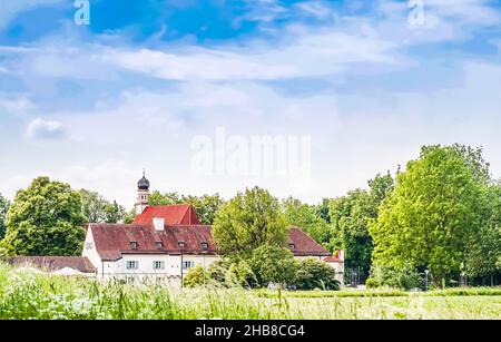 Schloss Blutenburg in München, Deutschland, landschaftlich reizvoller Blick auf die mittelalterliche Architektur Münchens im Sommer Stockfoto