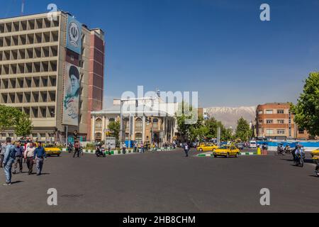 TEHERAN, IRAN - 3. APRIL 2018: Verkehr auf dem Imam Khomeini Platz in Teheran, Iran Stockfoto