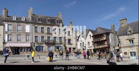 Saint-Renan (Bretagne, Nordwestfrankreich): Fachwerkhäuser und Fremdenverkehrsbüro am Platz „Place du vieux marche“ Stockfoto